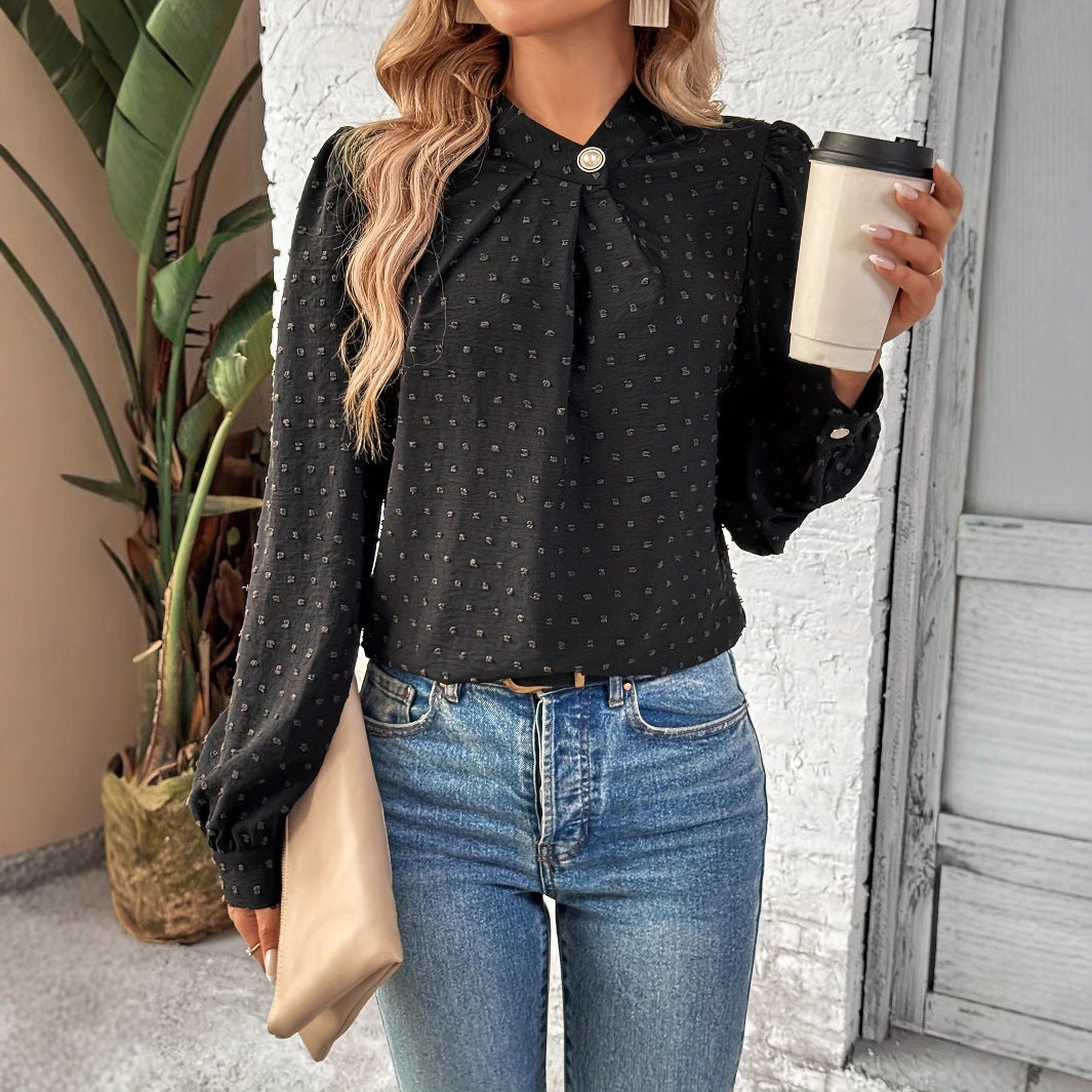 Kvinnors eleganta blus med volangdetaljer och elegant knapputformning Mirla-Eva Jonsson