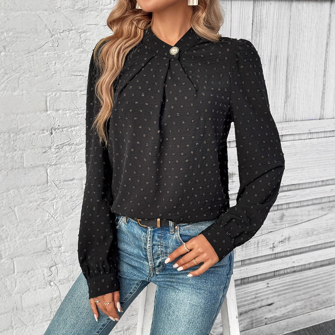 Kvinnors eleganta blus med volangdetaljer och elegant knapputformning Mirla-Eva Jonsson