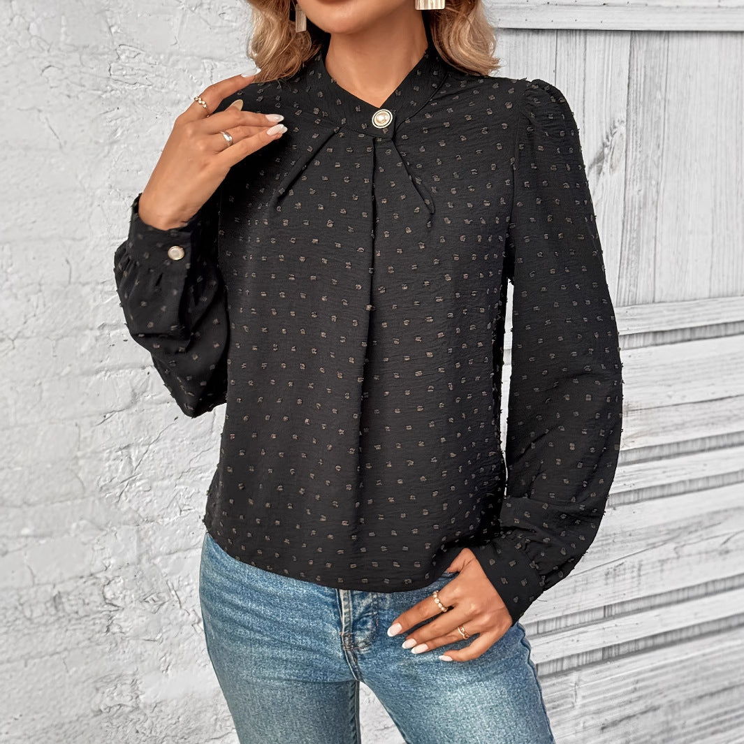 Kvinnors eleganta blus med volangdetaljer och elegant knapputformning Mirla-Eva Jonsson
