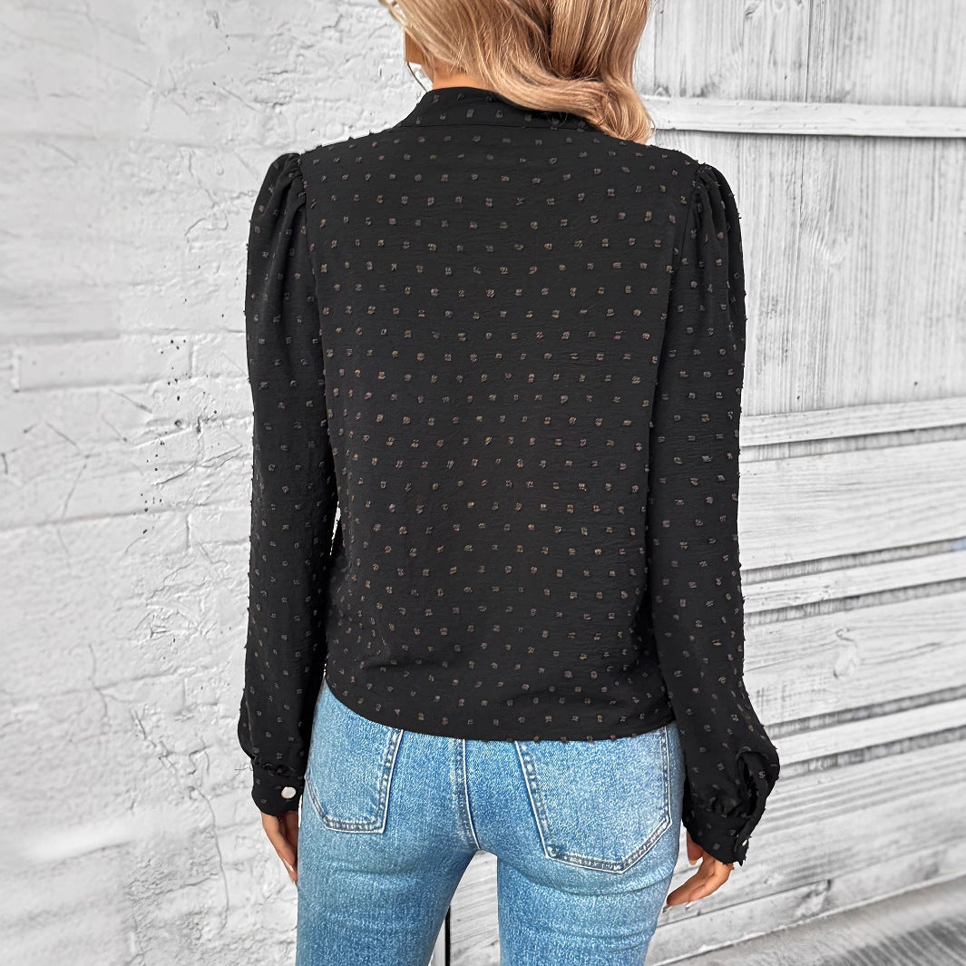 Kvinnors eleganta blus med volangdetaljer och elegant knapputformning Mirla-Eva Jonsson