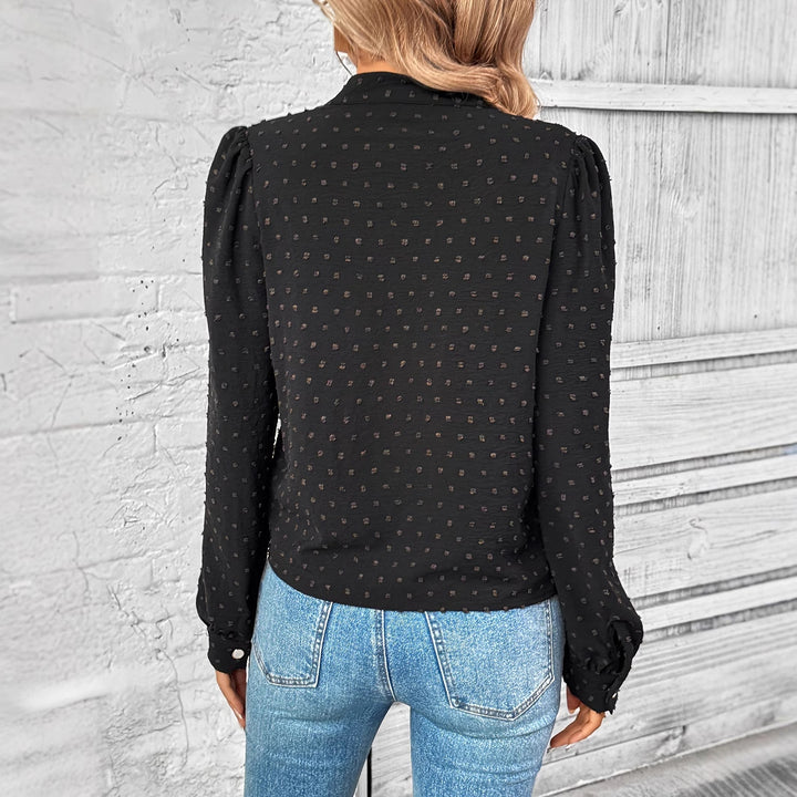 Kvinnors eleganta blus med volangdetaljer och elegant knapputformning Mirla-Eva Jonsson