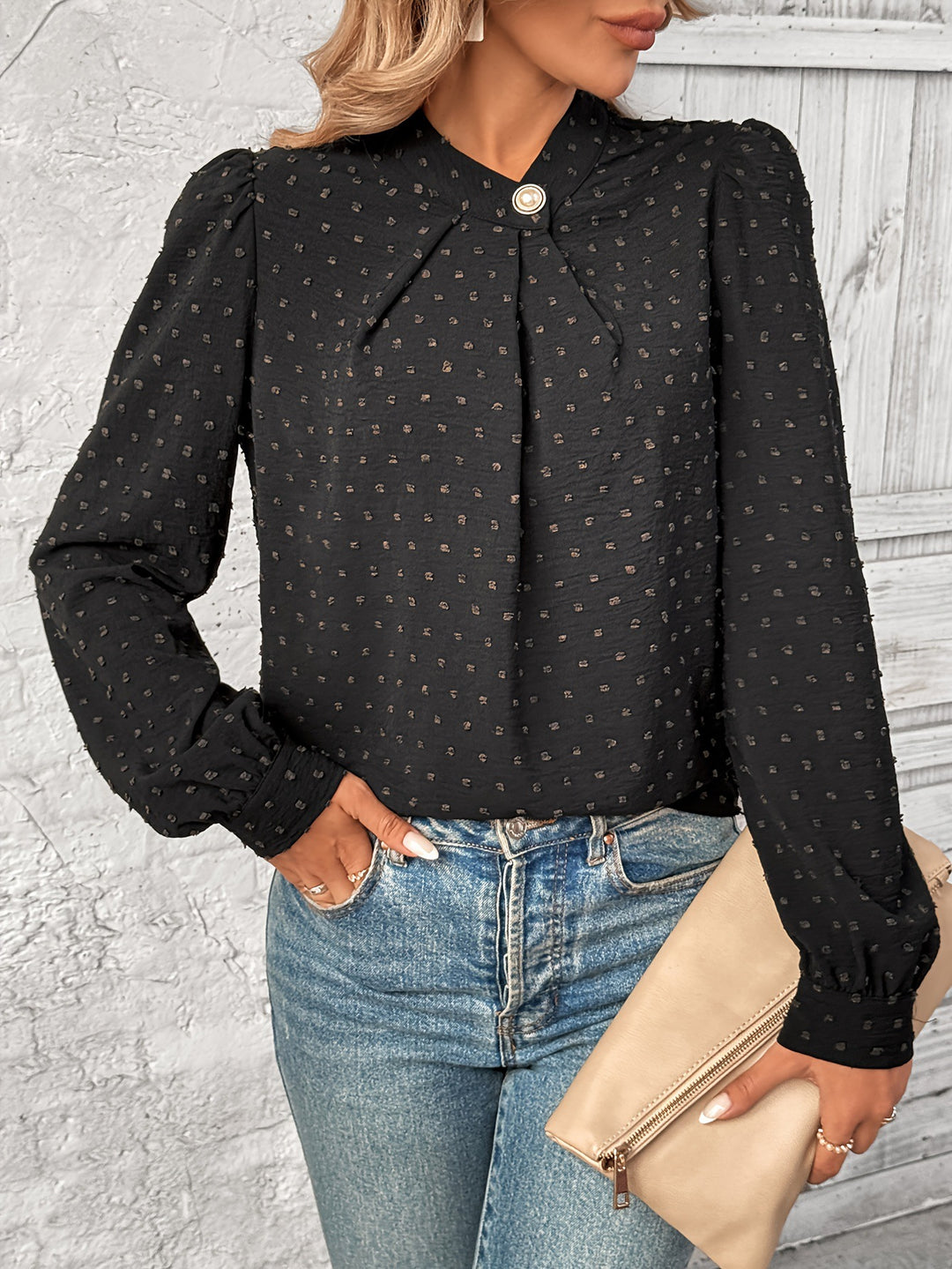 Kvinnors eleganta blus med volangdetaljer och elegant knapputformning Mirla-Eva Jonsson