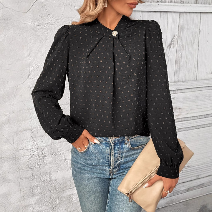 Kvinnors eleganta blus med volangdetaljer och elegant knapputformning Mirla-Eva Jonsson
