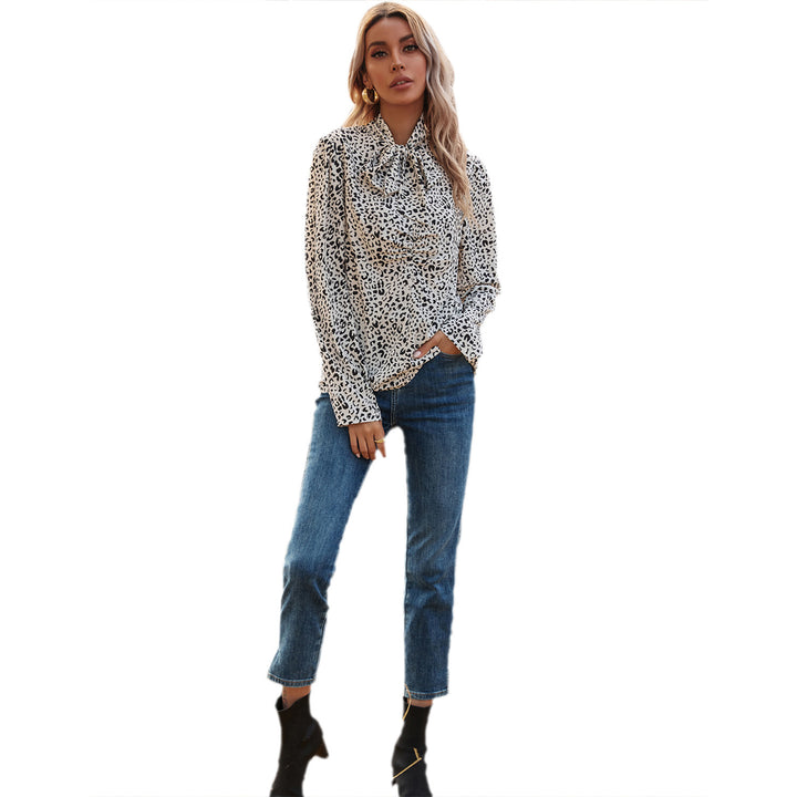 Kvinnors eleganta blus med volangdetaljer och nobelt leopardmönster Mirla-Eva Jonsson