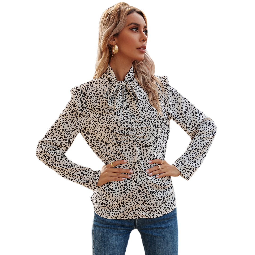 Kvinnors eleganta blus med volangdetaljer och nobelt leopardmönster Mirla-Eva Jonsson