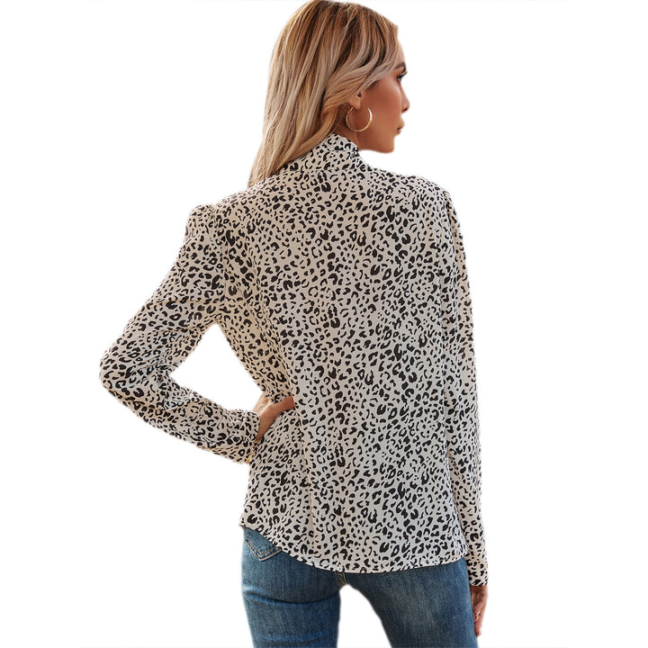 Kvinnors eleganta blus med volangdetaljer och nobelt leopardmönster Mirla-Eva Jonsson