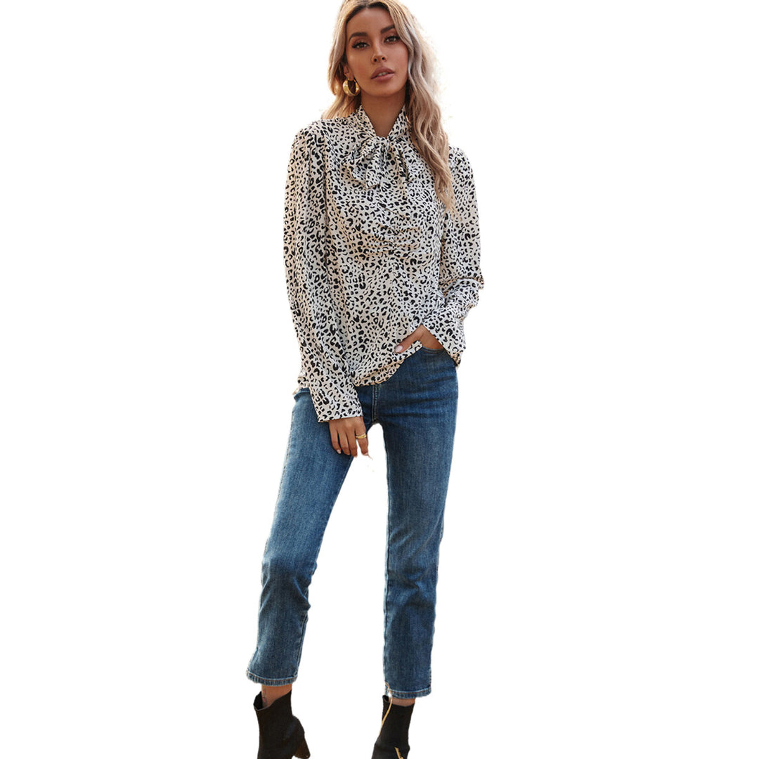 Kvinnors eleganta blus med volangdetaljer och nobelt leopardmönster Mirla-Eva Jonsson