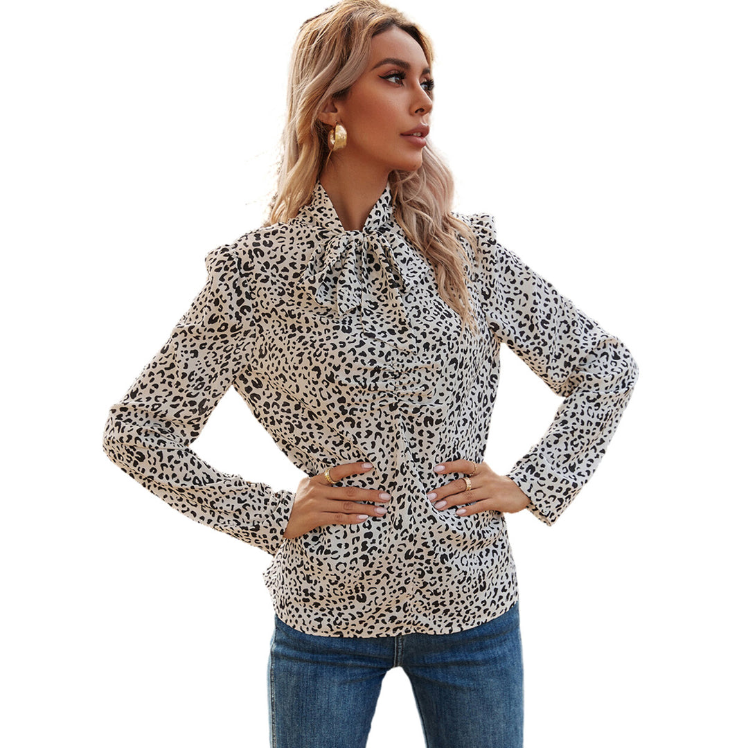 Kvinnors eleganta blus med volangdetaljer och nobelt leopardmönster Mirla-Eva Jonsson