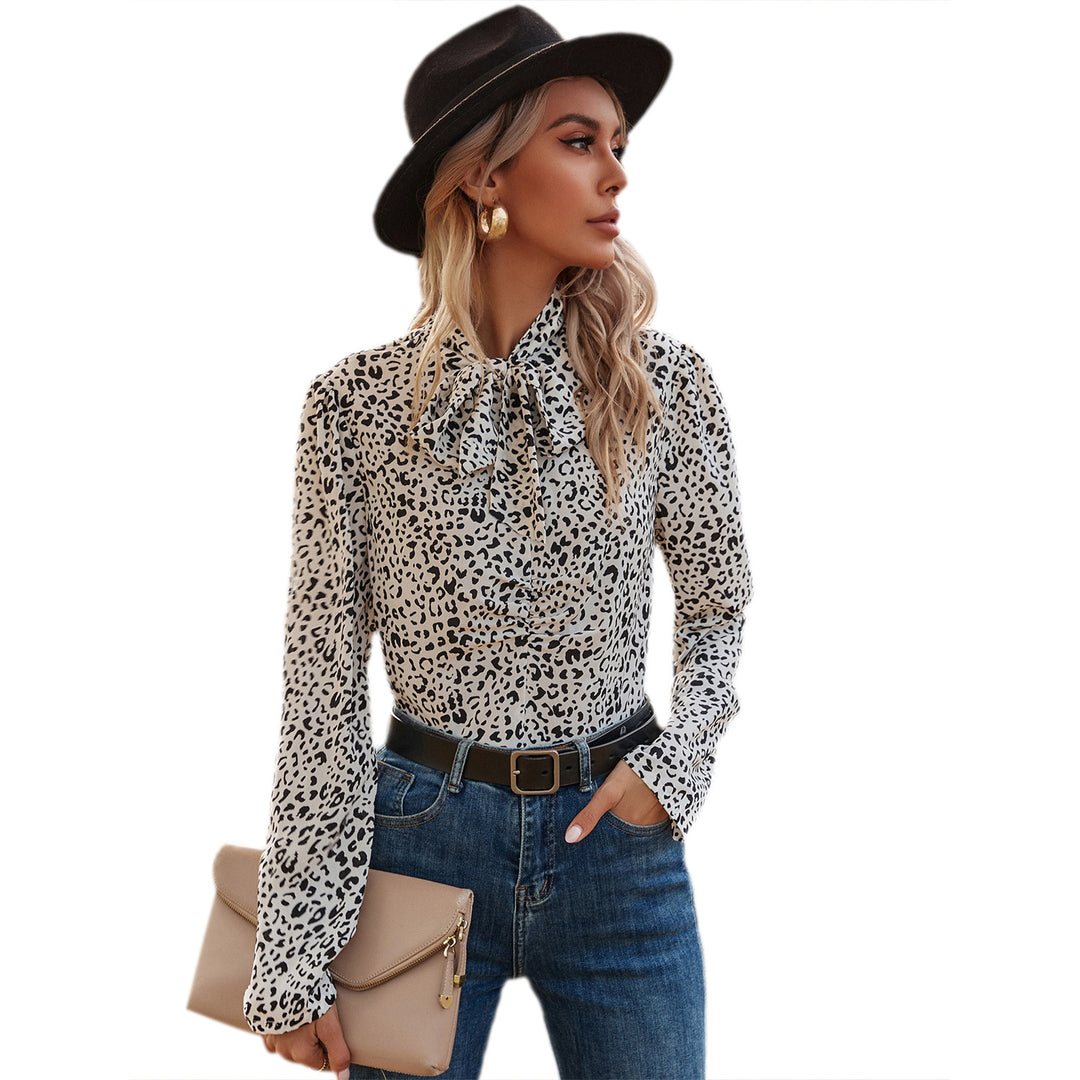 Kvinnors eleganta blus med volangdetaljer och nobelt leopardmönster Mirla-Eva Jonsson