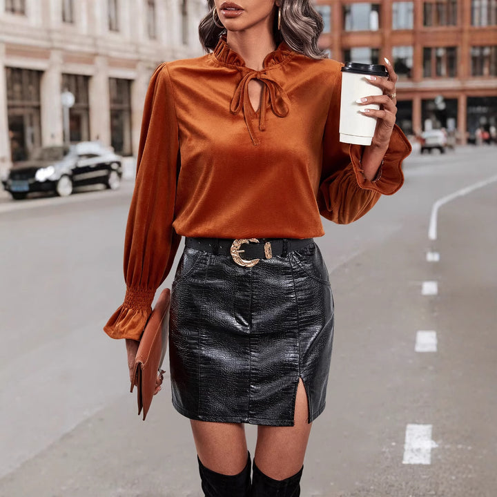Kvinnors eleganta blus med volangdetaljer och slät sammet Mirla-Eva Jonsson