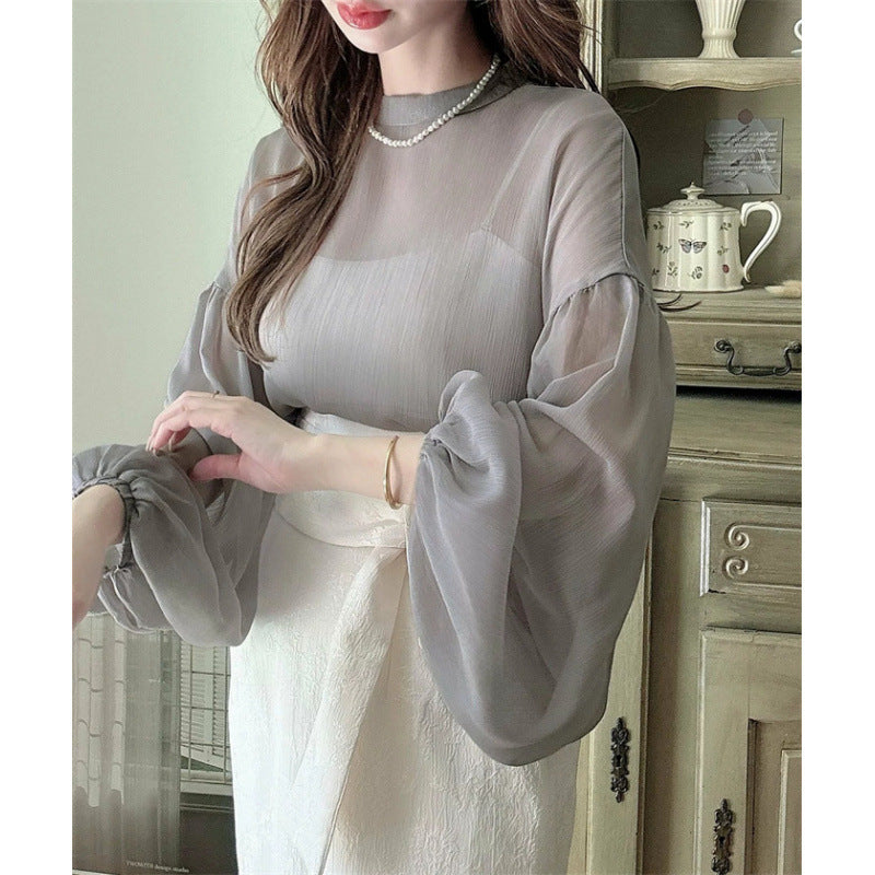 Kvinnors eleganta blus med voluminösa ärmar och tidlös rund halsringning Mirla-Eva Jonsson
