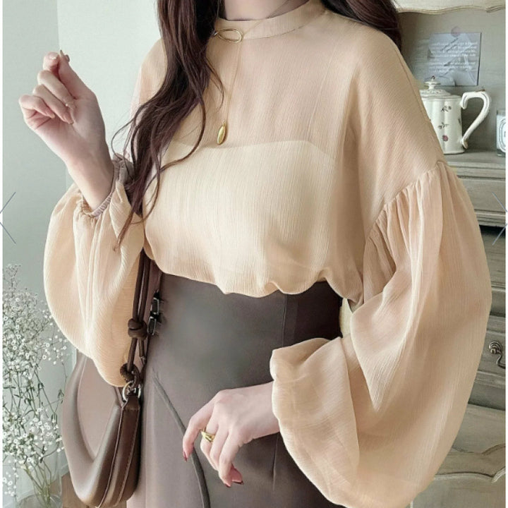 Kvinnors eleganta blus med voluminösa ärmar och tidlös rund halsringning Mirla-Eva Jonsson