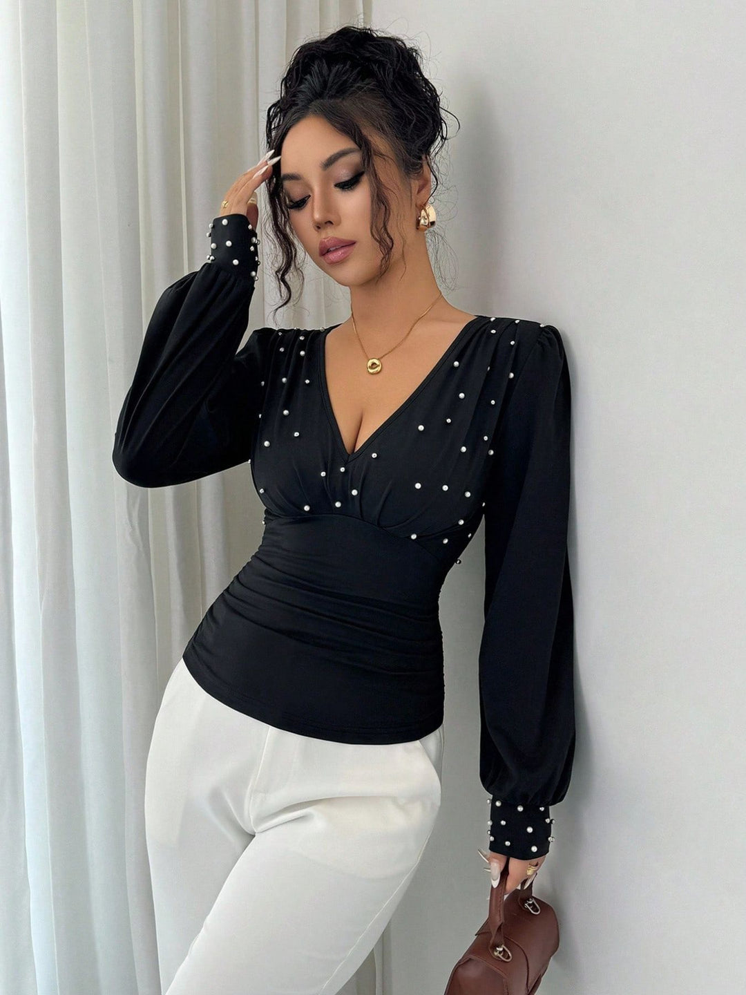 Kvinnors eleganta blus skjorta med V-hals och dekoration Mirla-Eva Jonsson