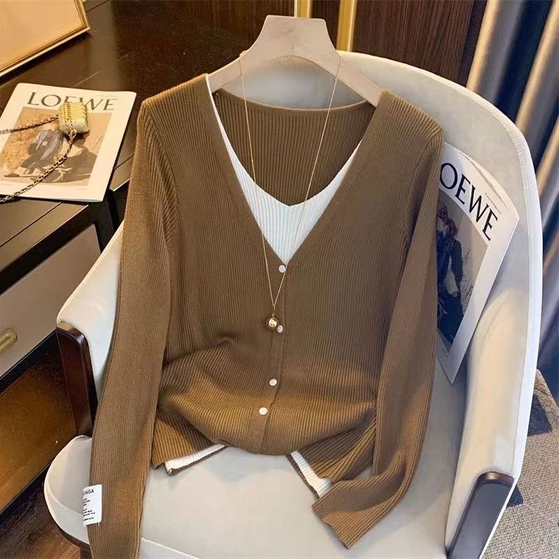 Kvinnors eleganta cardigan med V-hals och fina knappdetaljer Mirla-Eva Jonsson