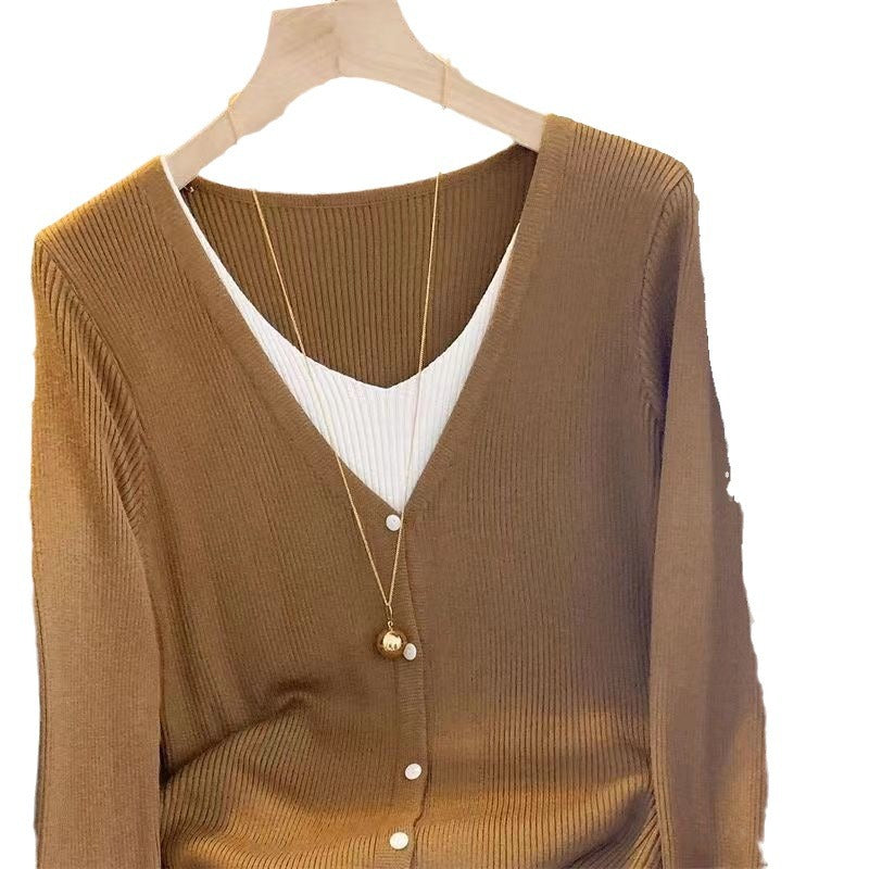 Kvinnors eleganta cardigan med V-hals och fina knappdetaljer Mirla-Eva Jonsson
