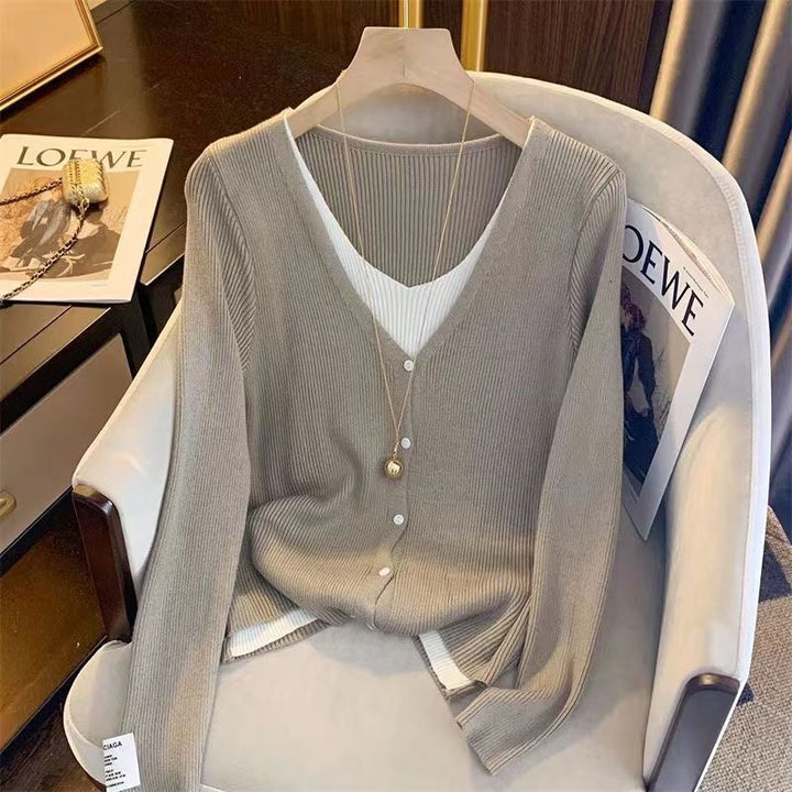 Kvinnors eleganta cardigan med V-hals och fina knappdetaljer Mirla-Eva Jonsson