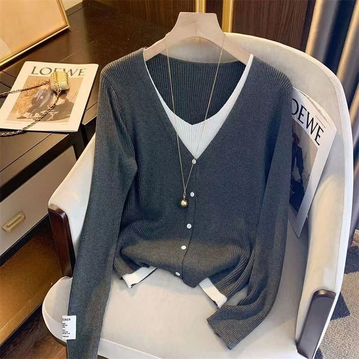 Kvinnors eleganta cardigan med V-hals och fina knappdetaljer Mirla-Eva Jonsson