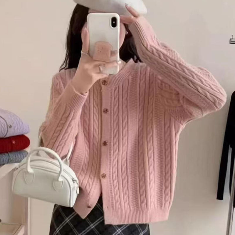 Kvinnors eleganta cardigan med kabelmönster och dekorativa knappar Mirla-Eva Jonsson