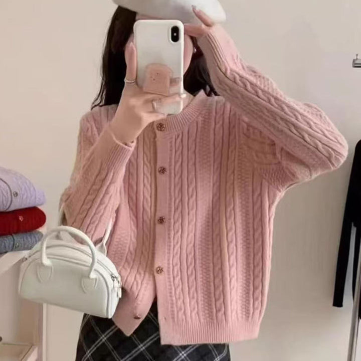 Kvinnors eleganta cardigan med kabelmönster och dekorativa knappar Mirla-Eva Jonsson