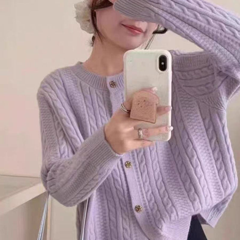 Kvinnors eleganta cardigan med kabelmönster och dekorativa knappar Mirla-Eva Jonsson