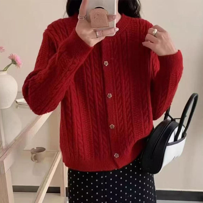 Kvinnors eleganta cardigan med kabelmönster och dekorativa knappar Mirla-Eva Jonsson