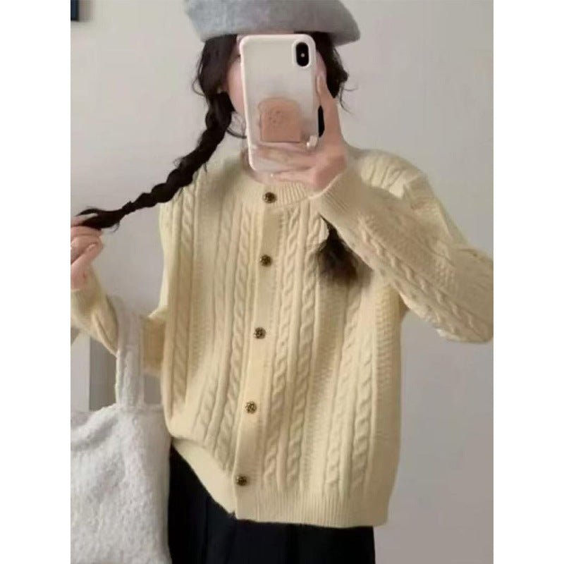 Kvinnors eleganta cardigan med kabelmönster och dekorativa knappar Mirla-Eva Jonsson