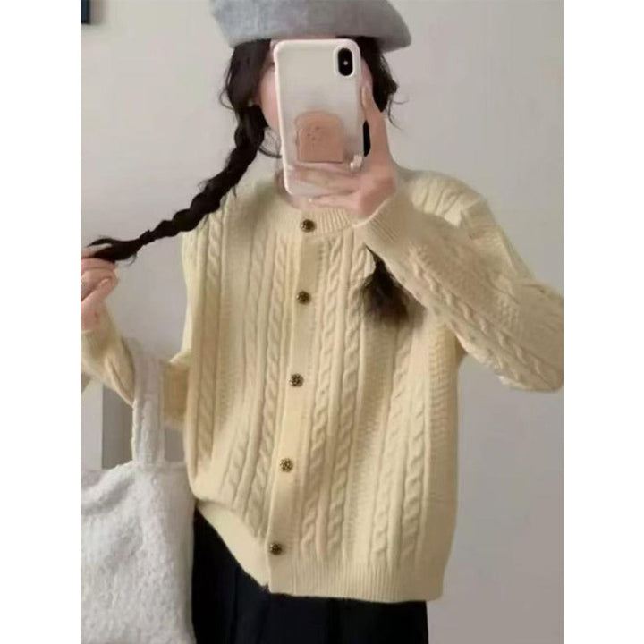 Kvinnors eleganta cardigan med kabelmönster och dekorativa knappar Mirla-Eva Jonsson