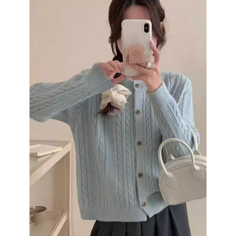 Kvinnors eleganta cardigan med kabelmönster och dekorativa knappar Mirla-Eva Jonsson