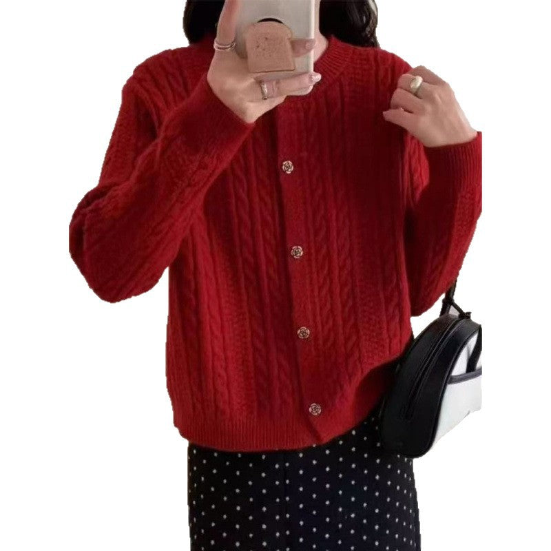 Kvinnors eleganta cardigan med kabelmönster och dekorativa knappar Mirla-Eva Jonsson