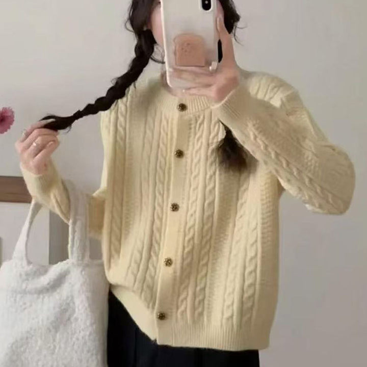 Kvinnors eleganta cardigan med kabelmönster och dekorativa knappar Mirla-Eva Jonsson