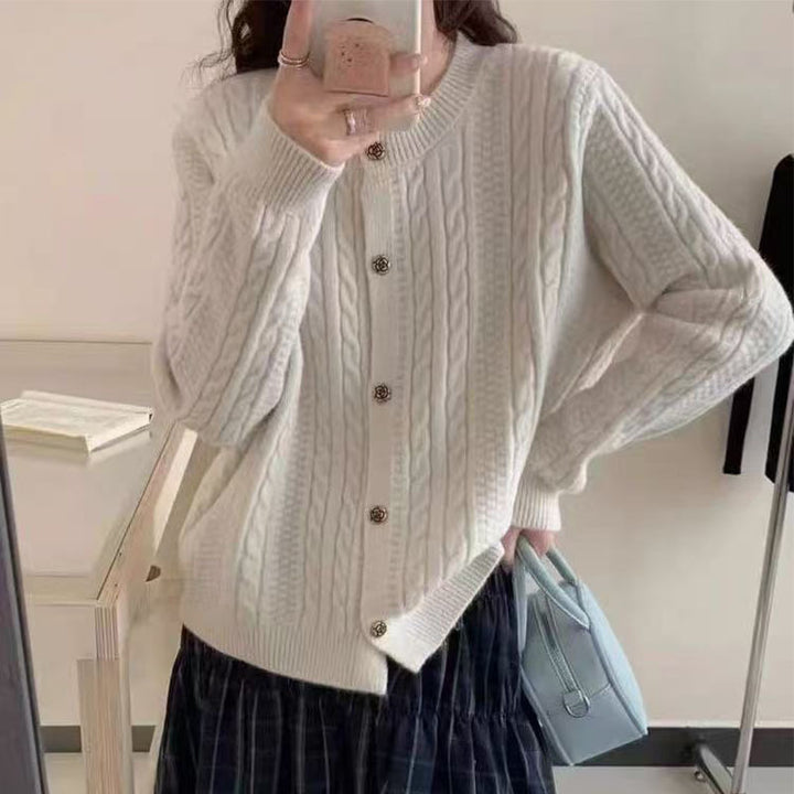 Kvinnors eleganta cardigan med kabelmönster och dekorativa knappar Mirla-Eva Jonsson