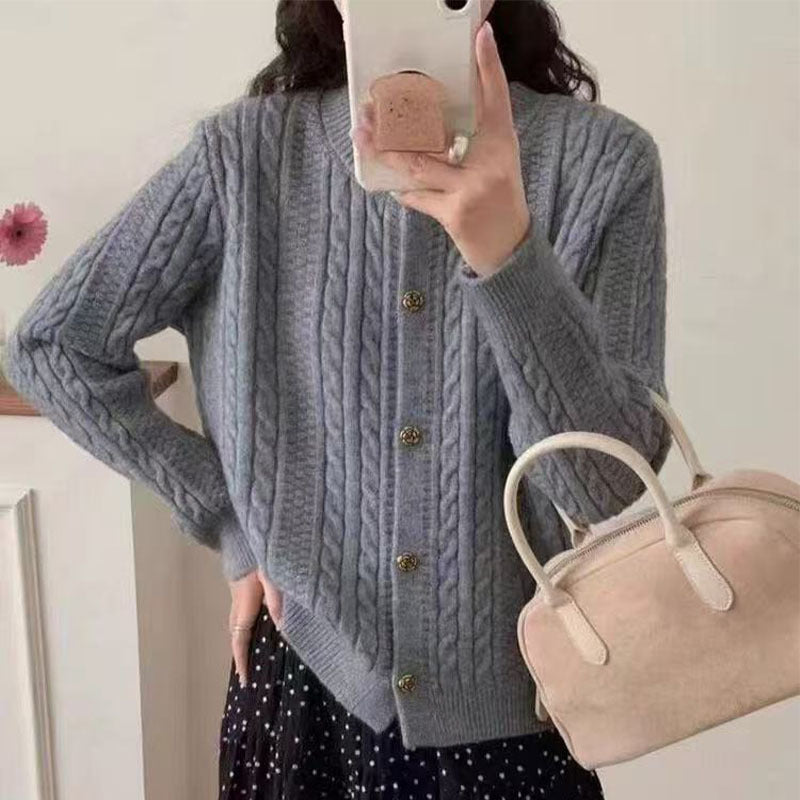 Kvinnors eleganta cardigan med kabelmönster och dekorativa knappar Mirla-Eva Jonsson