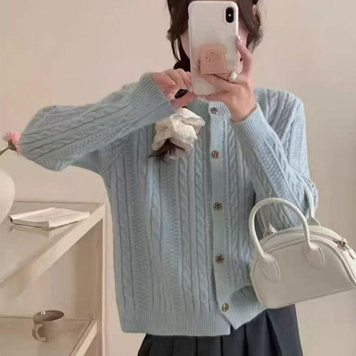 Kvinnors eleganta cardigan med kabelmönster och dekorativa knappar Mirla-Eva Jonsson