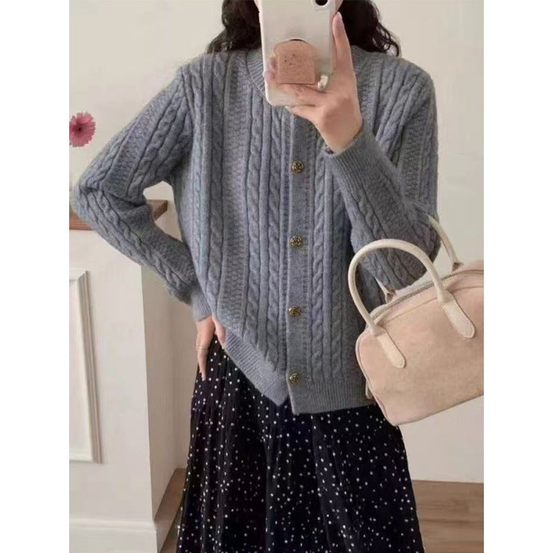 Kvinnors eleganta cardigan med kabelmönster och dekorativa knappar Mirla-Eva Jonsson