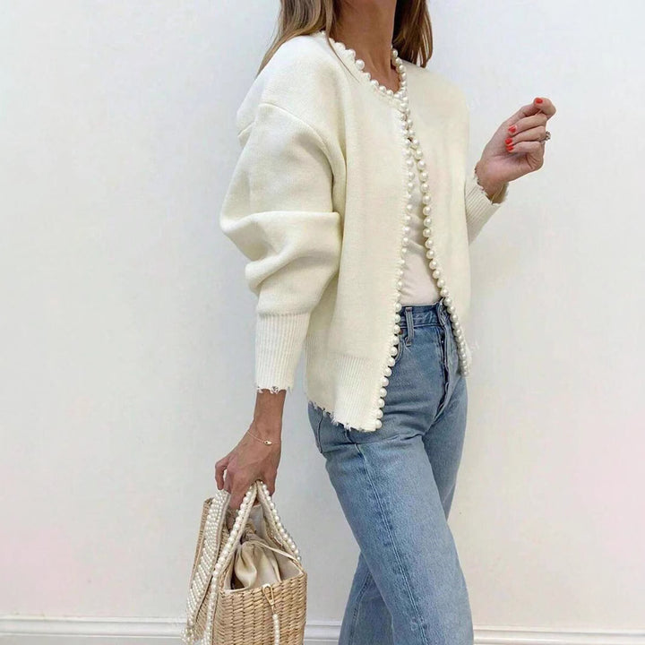 Kvinnors eleganta cardigan med pärlprydnadsdetaljer och modern passform Mirla-Eva Jonsson