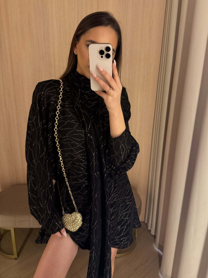 Kvinnors eleganta chiffongklänning med blommiga accenter och chic knytbälte Mirla-Eva Jonsson