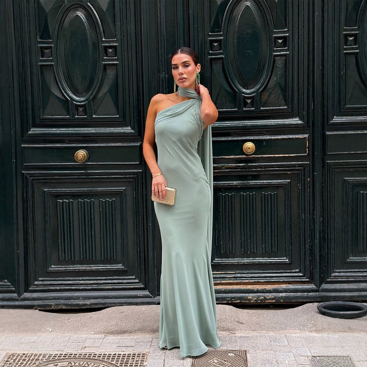 Kvinnors eleganta, en-sidig strapless maxi klänning med flödande tyg och chic nackscarv Mirla-Eva Jonsson