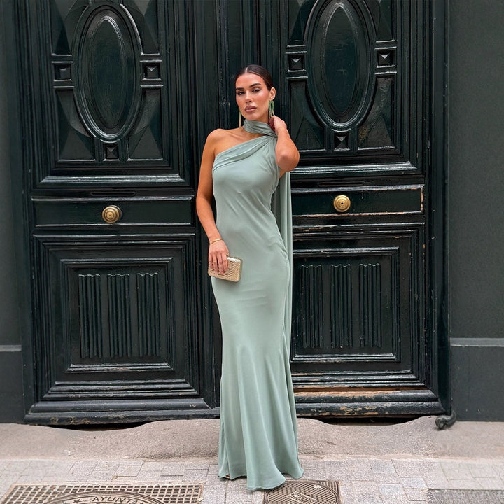 Kvinnors eleganta, en-sidig strapless maxi klänning med flödande tyg och chic nackscarv Mirla-Eva Jonsson
