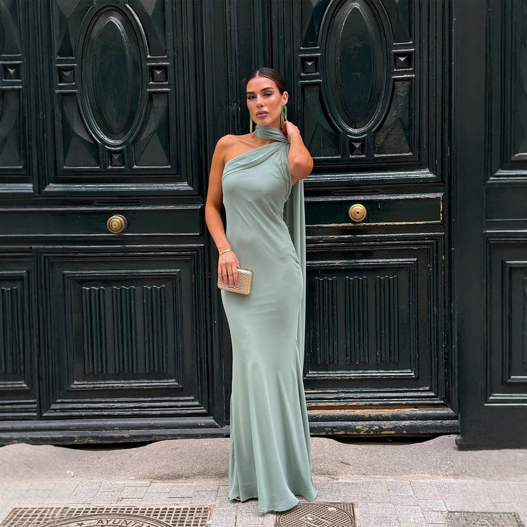 Kvinnors eleganta, en-sidig strapless maxi klänning med flödande tyg och chic nackscarv Mirla-Eva Jonsson