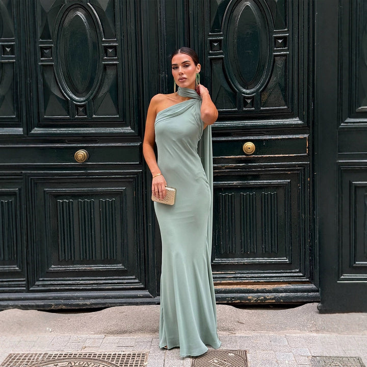 Kvinnors eleganta, en-sidig strapless maxi klänning med flödande tyg och chic nackscarv Mirla-Eva Jonsson