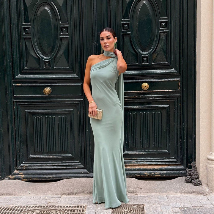 Kvinnors eleganta, en-sidig strapless maxi klänning med flödande tyg och chic nackscarv Mirla-Eva Jonsson