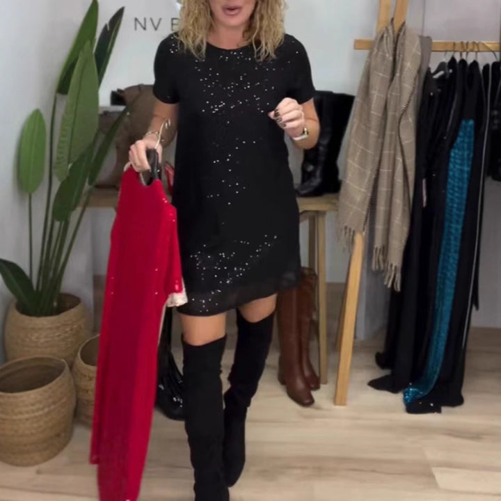 Kvinnors eleganta festklänning med glittrande paljetter och modern skärning Mirla-Eva Jonsson