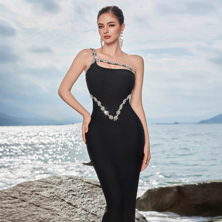 Kvinnors eleganta figurnära aftonklänning med asymmetrisk axelremdesign och rhinestonesförsköningar Mirla-Eva Jonsson