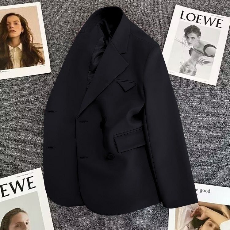 Kvinnors eleganta, figursydda dubbla knäppta blazer med kreativ skärning Mirla-Eva Jonsson