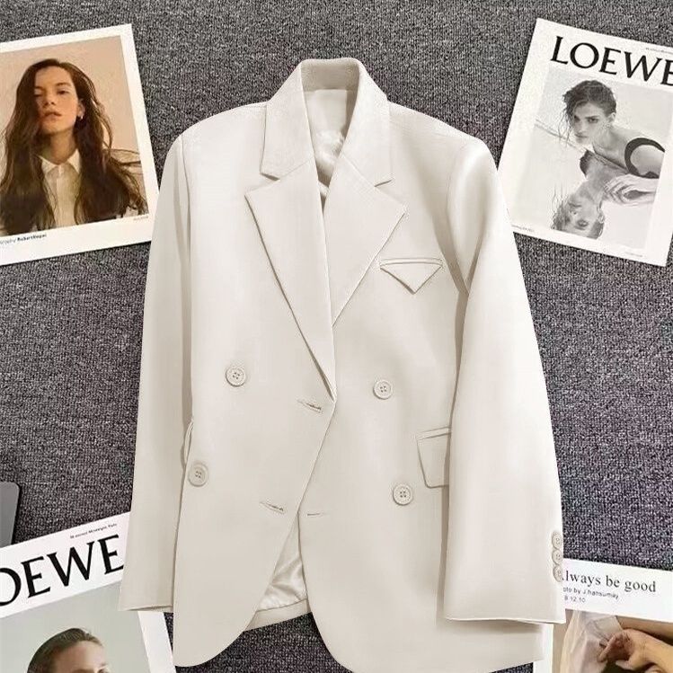 Kvinnors eleganta, figursydda dubbla knäppta blazer med kreativ skärning Mirla-Eva Jonsson