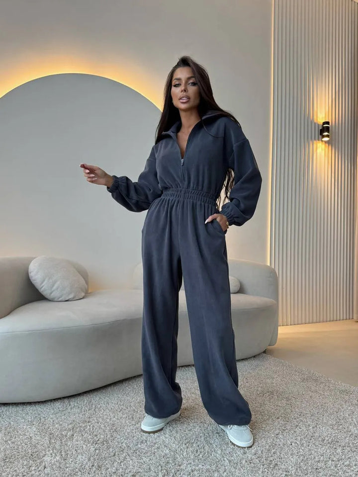Kvinnors eleganta fleece jumpsuit med hög krage och elastisk midja Mirla-Eva Jonsson