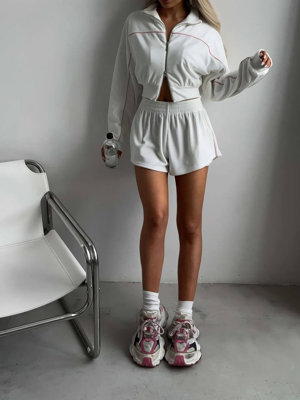 Kvinnors eleganta fritidsset med lös topp och shorts Mirla-Eva Jonsson
