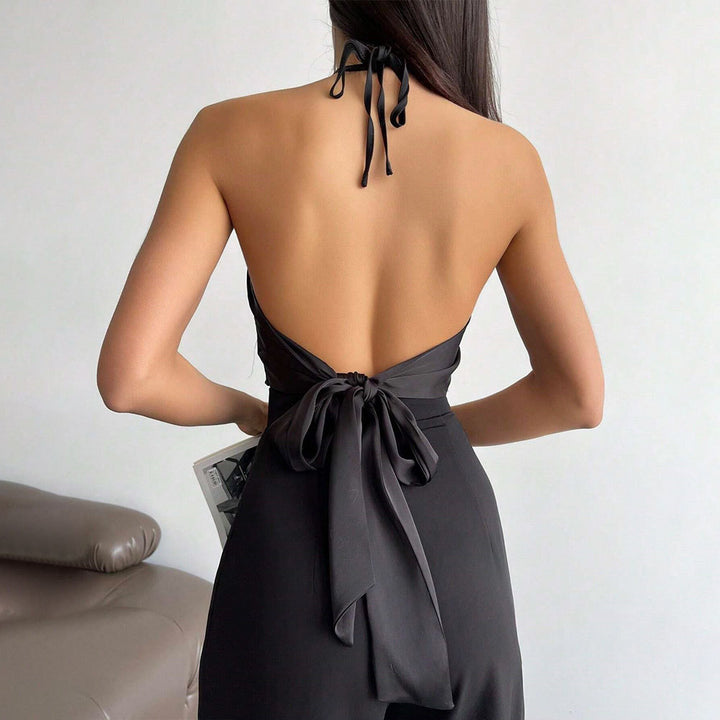 Kvinnors eleganta halterneck-top med glänsande tyg och dekorativ knut Mirla-Eva Jonsson