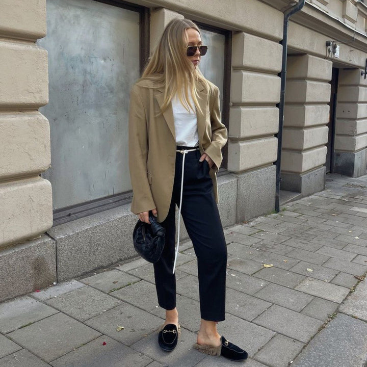 Kvinnors eleganta högmidjade kostymbyxor med modernt bälte Mirla-Eva Jonsson