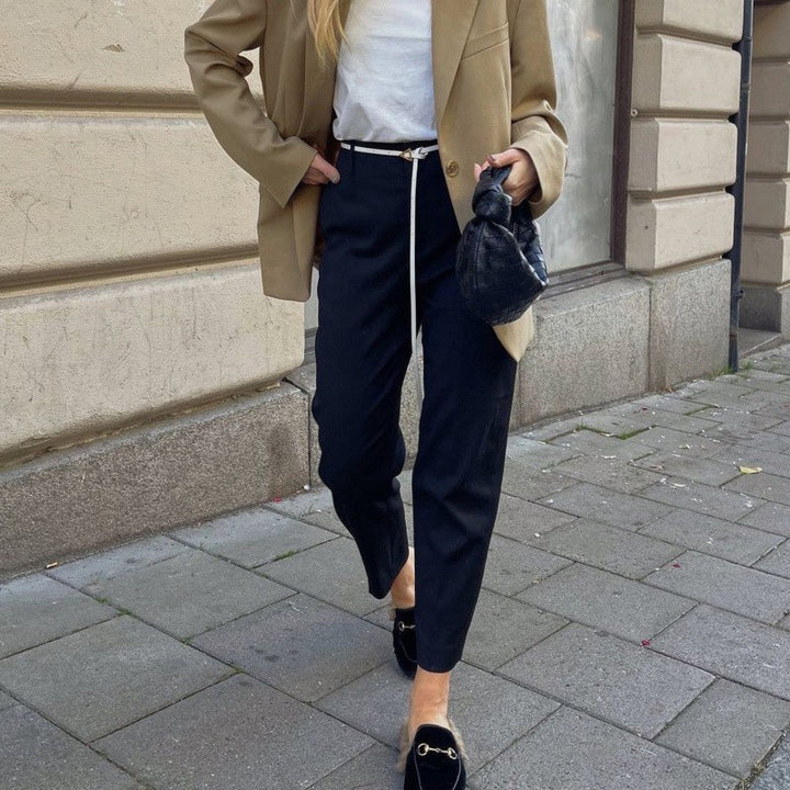 Kvinnors eleganta högmidjade kostymbyxor med modernt bälte Mirla-Eva Jonsson